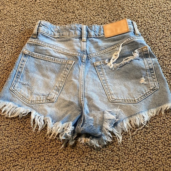 Zara Distressed High Waist Short Size 0 in Like New Condition - Picture 5 of 9